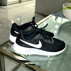 Nike Tanjun Black / Running Shoes Size 2 / light used